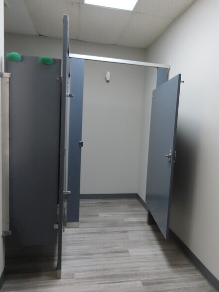 More Photos Of 1636 N Hampton Rd, DeSoto Office For Lease