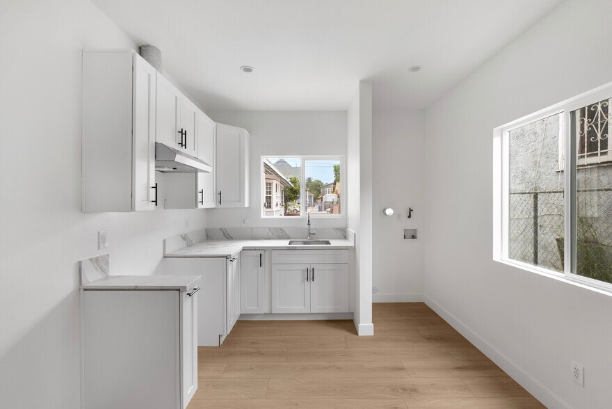 More Photos Of 1955 Bonsallo Ave, Los Angeles Apartments For Sale