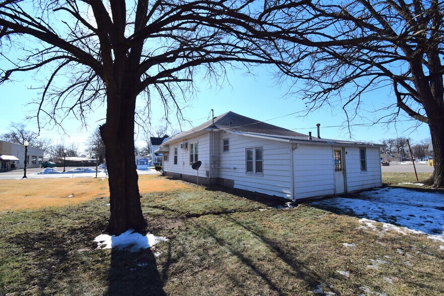 More Photos Of 102 N Park St, Sesser Restaurant For Sale