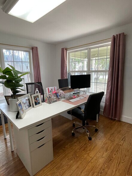 More Photos Of 1217 Perry St, Irving Office For Sale