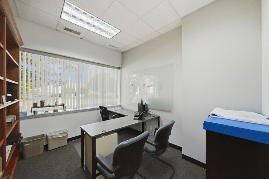 More Photos Of 975 Campus Dr, Mundelein Light Manufacturing For Sale