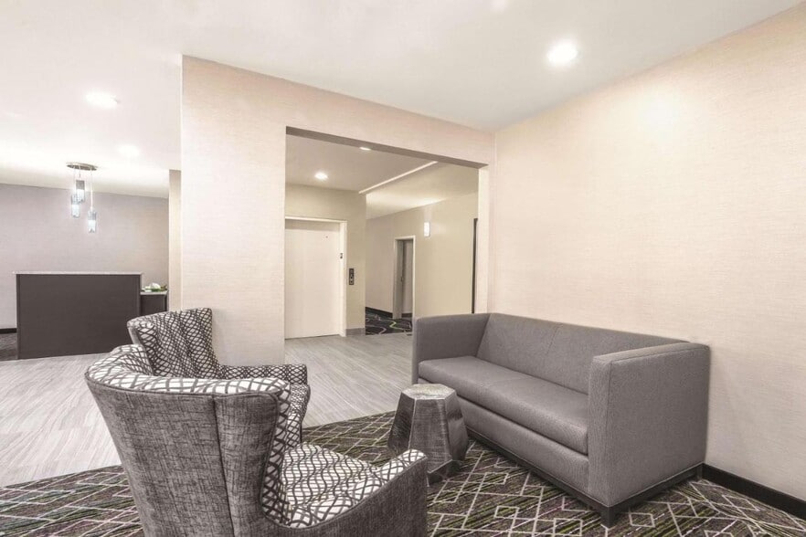 More Photos Of 15 Chateau Dr SE, Rome Hotel For Sale