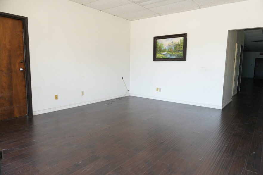 More Photos Of 501 Industrial Dr, Richardson Warehouse For Lease