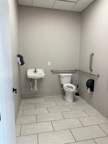 More Photos Of 141 Spruce Pine Way, King Healthcare For Lease