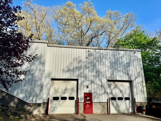 More Photos Of 160 S Turnpike Rd, Wallingford Light Distribution For Lease