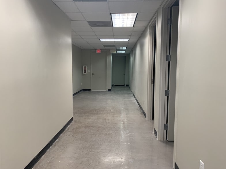 More Photos Of 2021 Tyler St, Hollywood Office For Lease