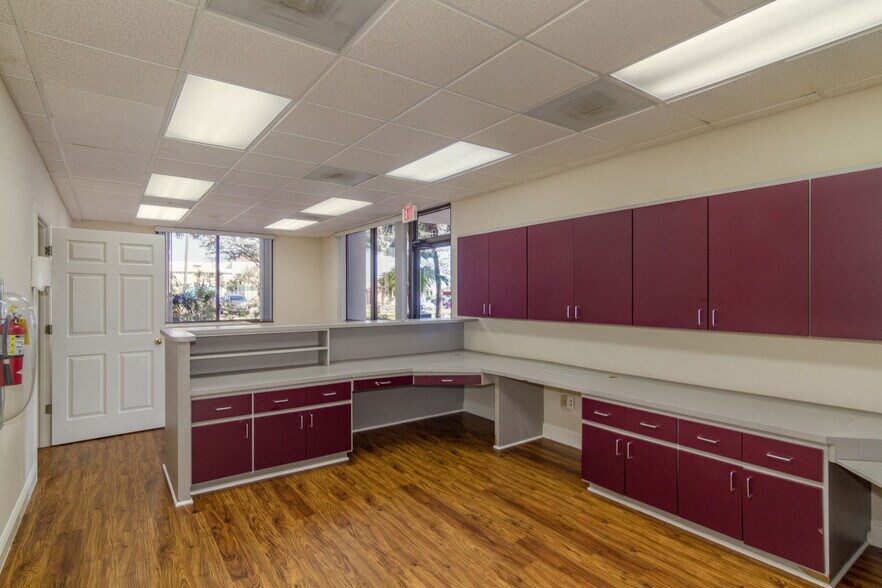 More Photos Of 1425 Viscaya Pky, Cape Coral Medical For Lease