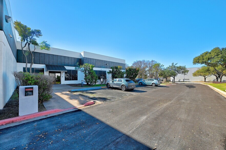More Photos Of 8605 Cross Park Dr, Austin Office For Lease