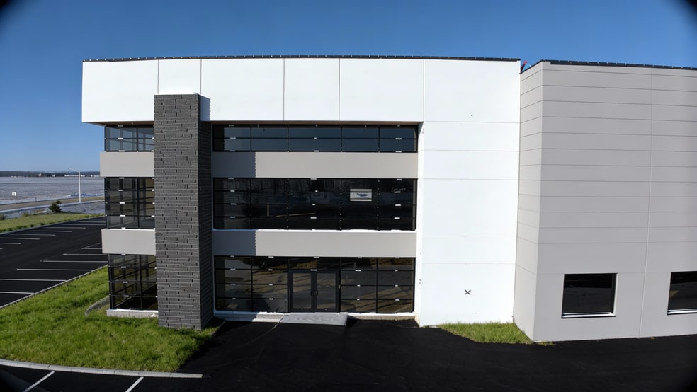 More Photos Of 110 Momentum Dr, Janesville Warehouse For Lease