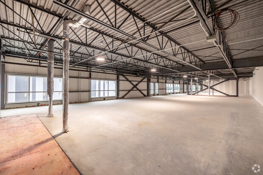 More Photos Of 156 Av D'Iberia, Candiac Industrial For Lease