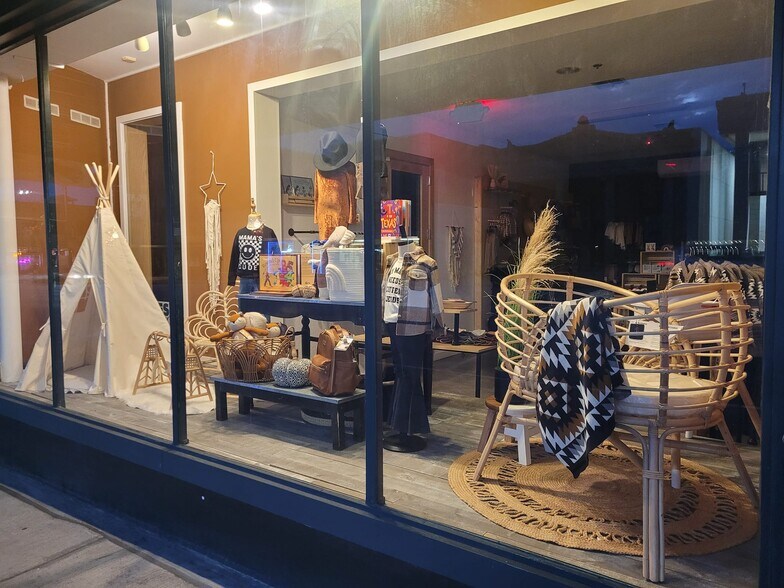 More Photos Of 211 N Main St, Taylor Storefront Retail Office For Lease