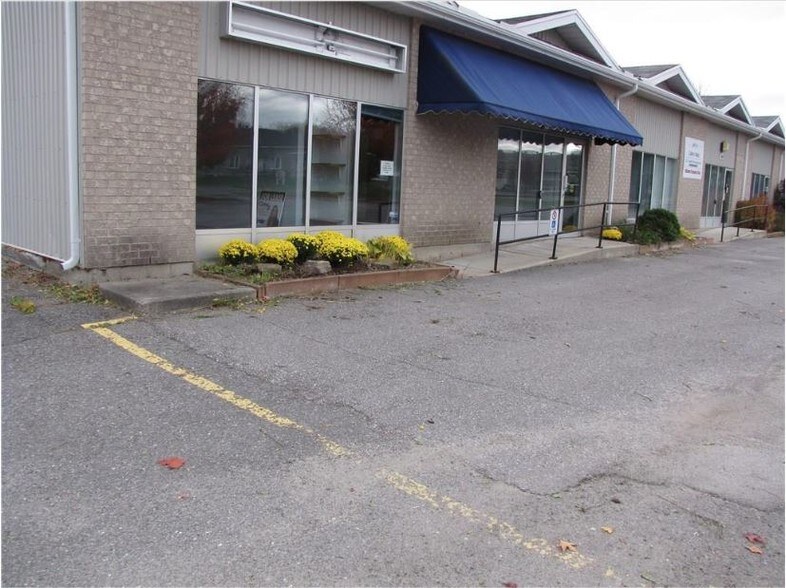More Photos Of 40 Bennett St, Carleton Place Office For Lease