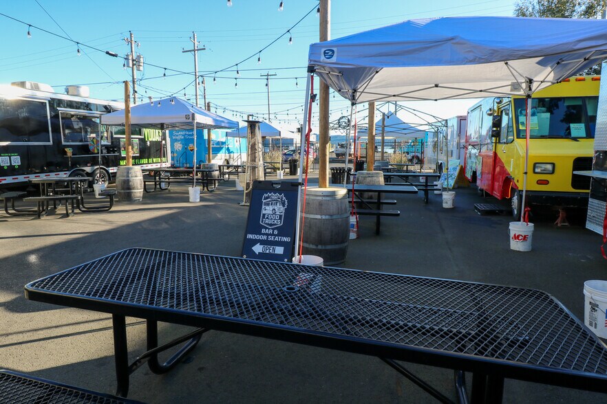 More Photos Of 775 N Front St, Coos Bay Bar For Sale