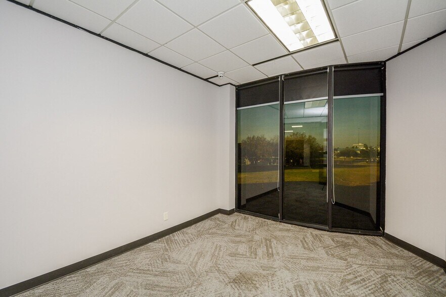 More Photos Of 6100 Corporate Dr, Houston Office For Sale