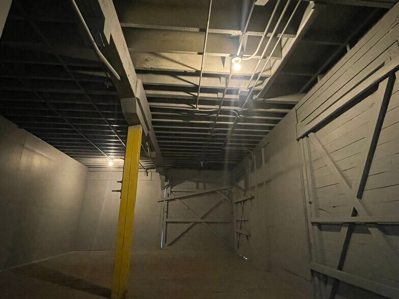 More Photos Of 323 S Fir St, Medford Warehouse For Sale