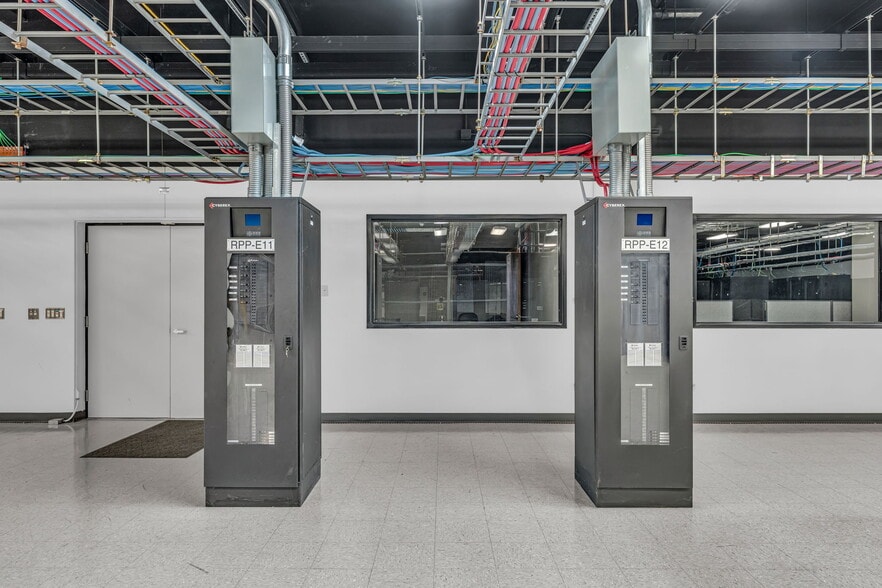 More Photos Of 400 SE Jefferson St, Topeka Flex For Sale