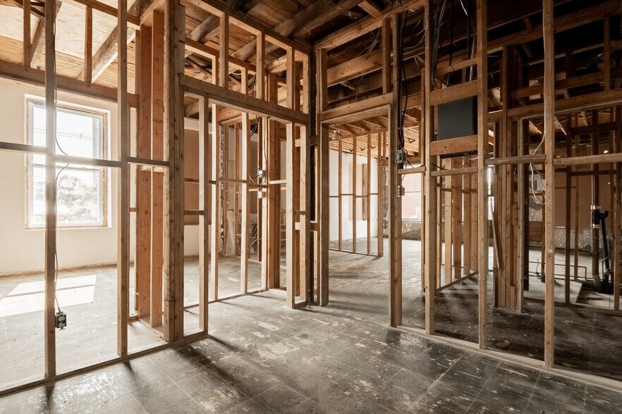 More Photos Of 187-199 King St W, Prescott Storefront Retail Residential For Lease