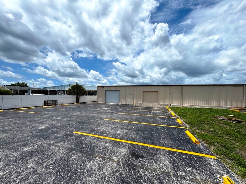 Primary Photo Of 11120 S Cleveland Ave, Fort Myers Freestanding For Lease