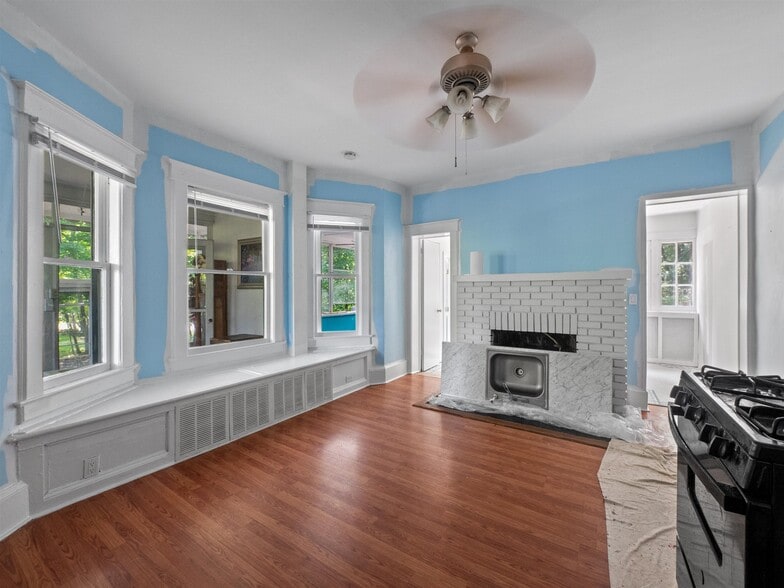 Primary Photo Of 247 N Middletown Rd, Pearl River Apartments For Sale