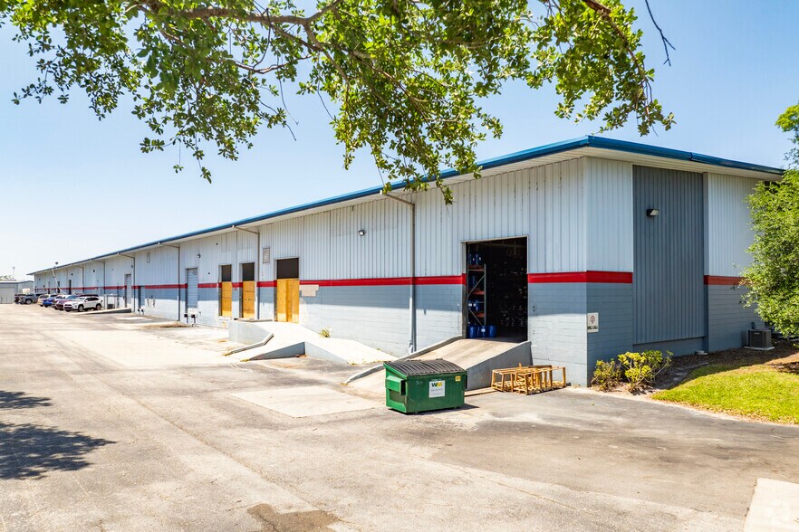 More Photos Of 2604 Tampa East Blvd, Tampa Warehouse For Lease
