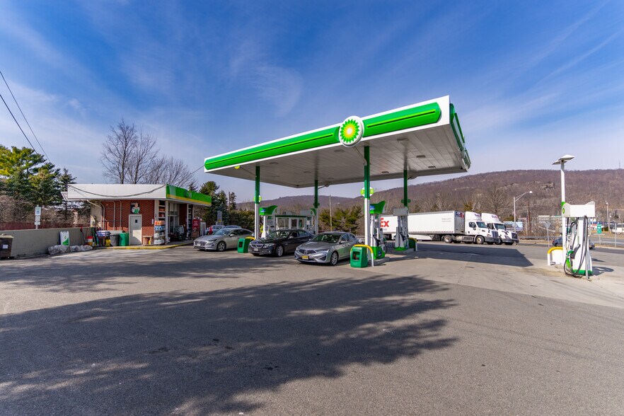 Primary Photo Of 144 State Route 17, Mahwah Service Station For Sale
