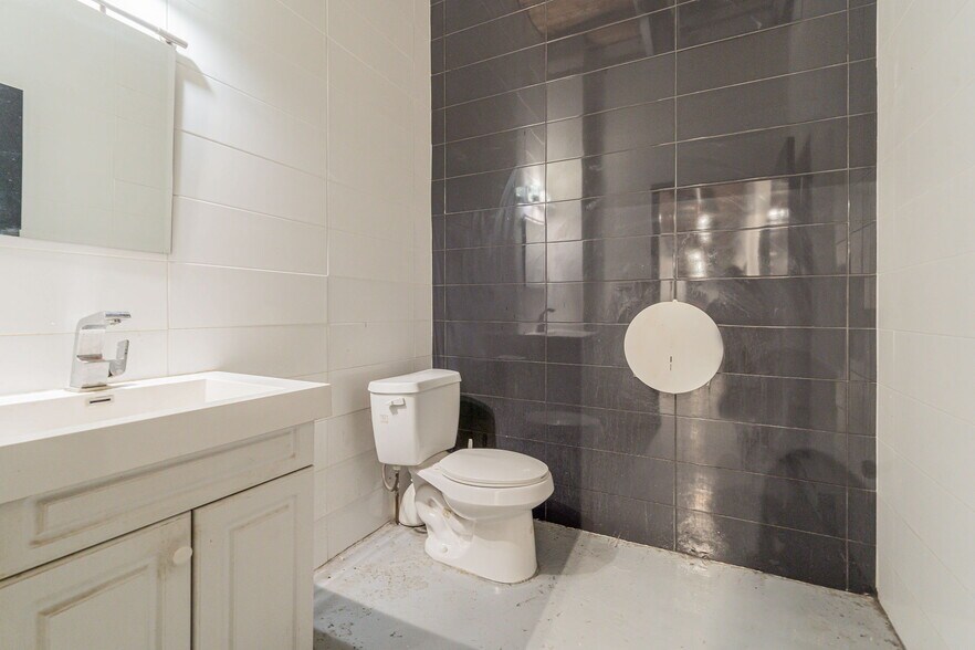 More Photos Of 465-485 Rue De Port-Royal O, Montréal Light Distribution For Lease