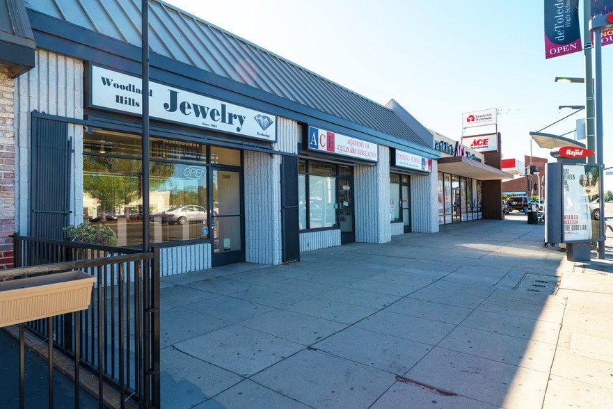 More Photos Of 21930-21932 Ventura Blvd, Woodland Hills Storefront For Lease