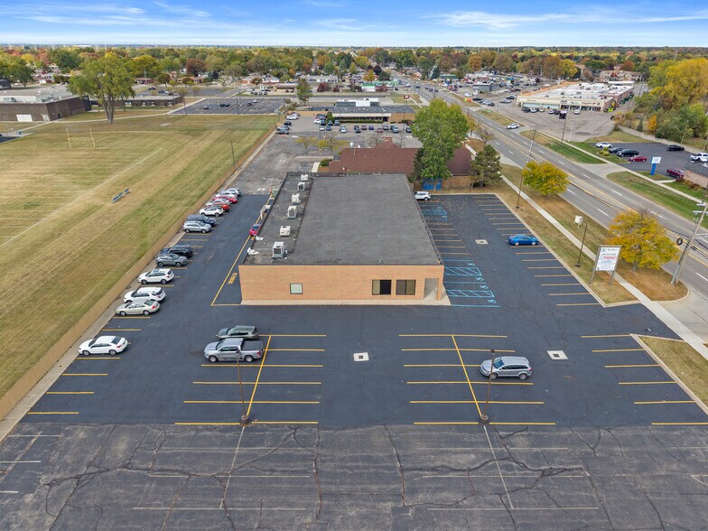More Photos Of 28565-28585 Schoenherr Rd, Warren Medical For Lease