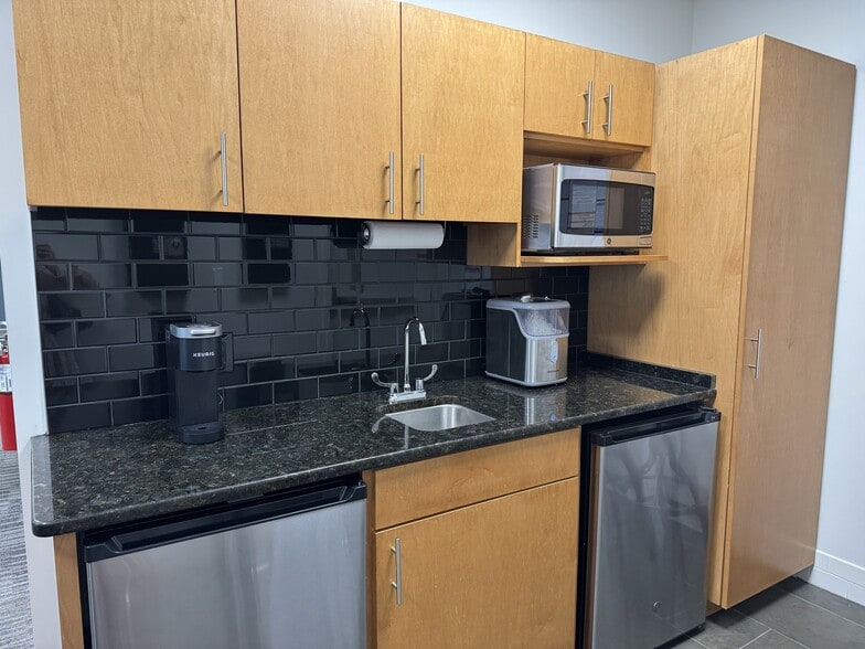 More Photos Of 100 W Washington St, Greenville Office For Lease