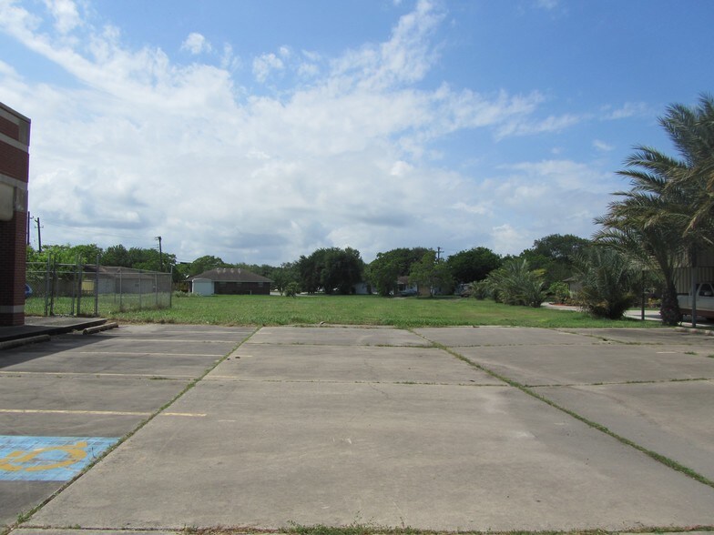 More Photos Of 1205-1211 W Austin St, Port Lavaca Office For Lease