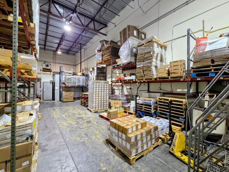 More Photos Of 7810 Kingspointe Pky, Orlando Warehouse For Lease