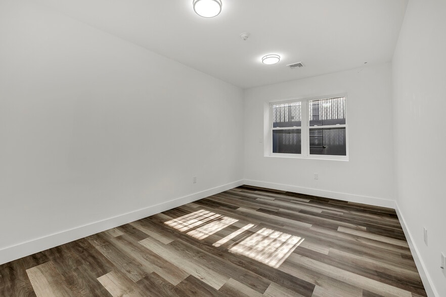 More Photos Of 533 Greenwich St, Hempstead Flex For Lease