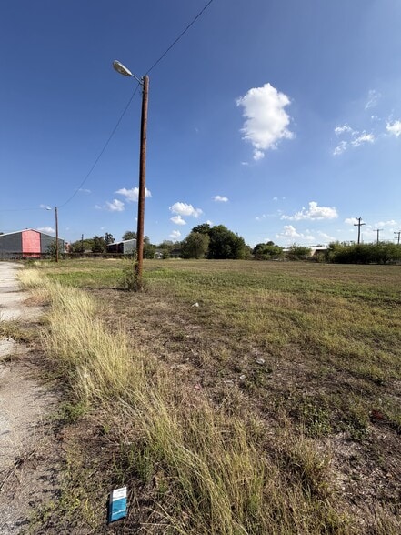 More Photos Of 2026 W Malone Ave, San Antonio Warehouse For Sale