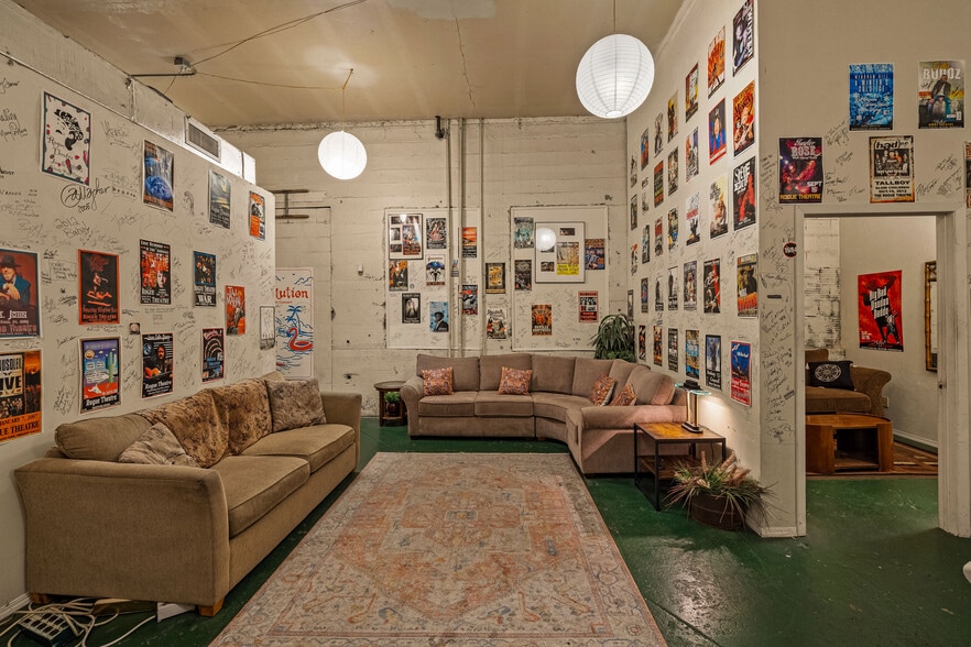 More Photos Of 143 SE H St, Grants Pass Theater Concert Hall For Sale