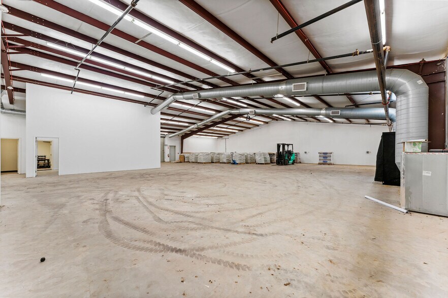 More Photos Of 28925 Nichols Sawmill Rd, Magnolia Warehouse For Lease