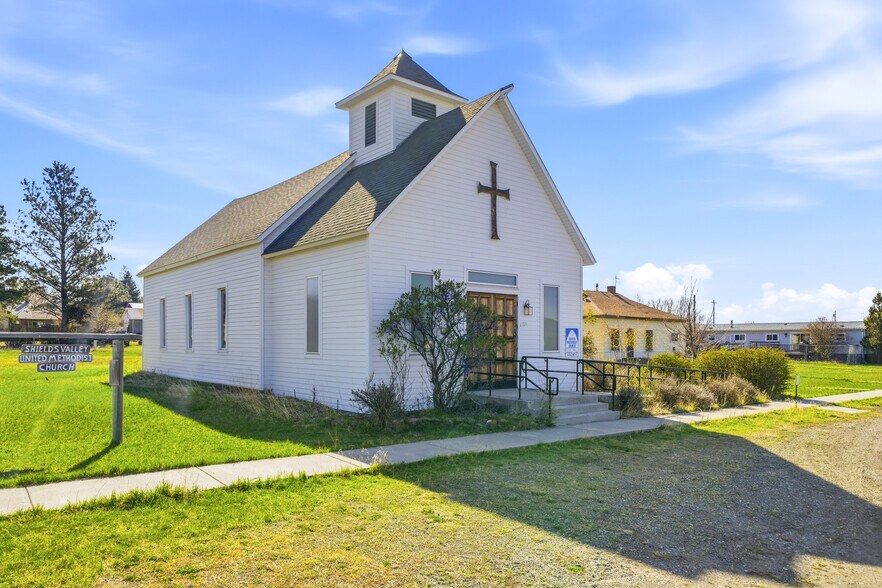 More Photos Of 210 Miles Ave, Clyde Park Specialty For Sale