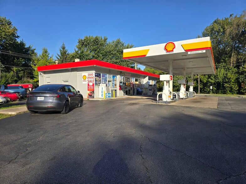 Primary Photo Of 37740 N Sheridan Rd, Beach Park Service Station For Sale