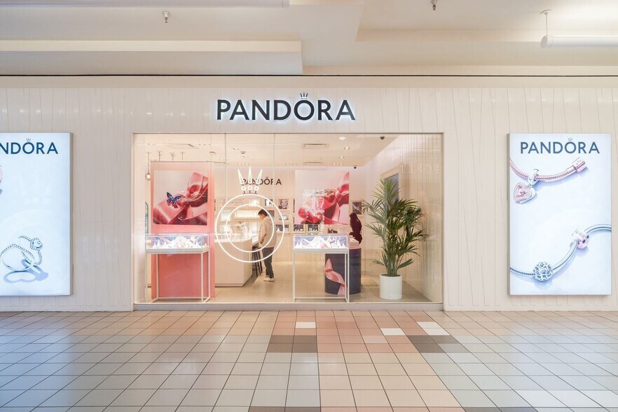 More Photos Of 2031 S Mooney Blvd, Visalia Unknown For Lease