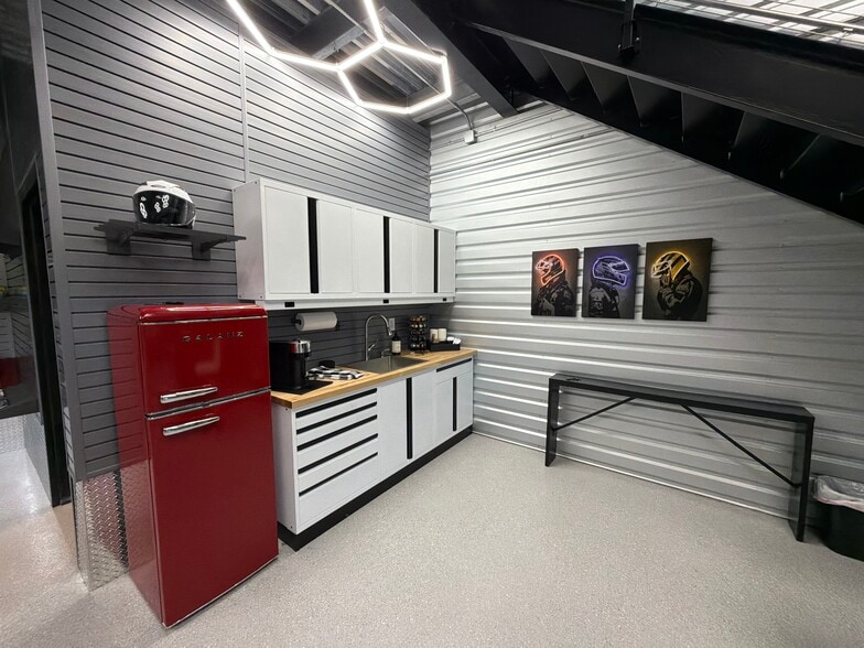 More Photos Of 105 Copper Ranch Rd, Belgrade Showroom For Lease