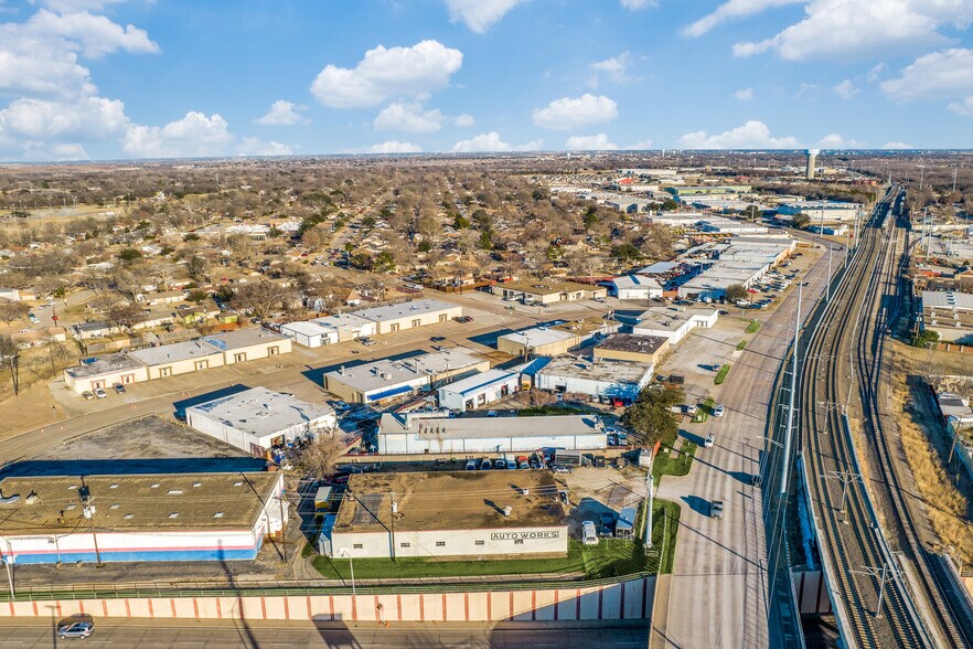 More Photos Of 301 E Walnut St, Garland Warehouse For Sale