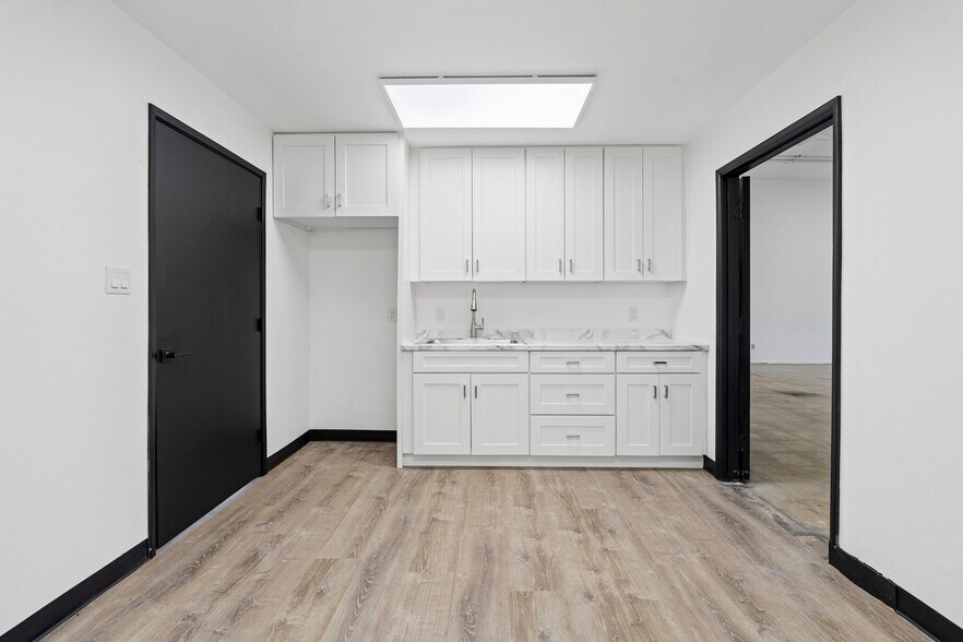 More Photos Of 916 N Wilmington Blvd, Wilmington Warehouse For Sale