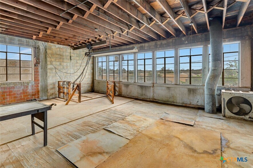 More Photos Of 119 E Main St, Cuero General Retail For Sale
