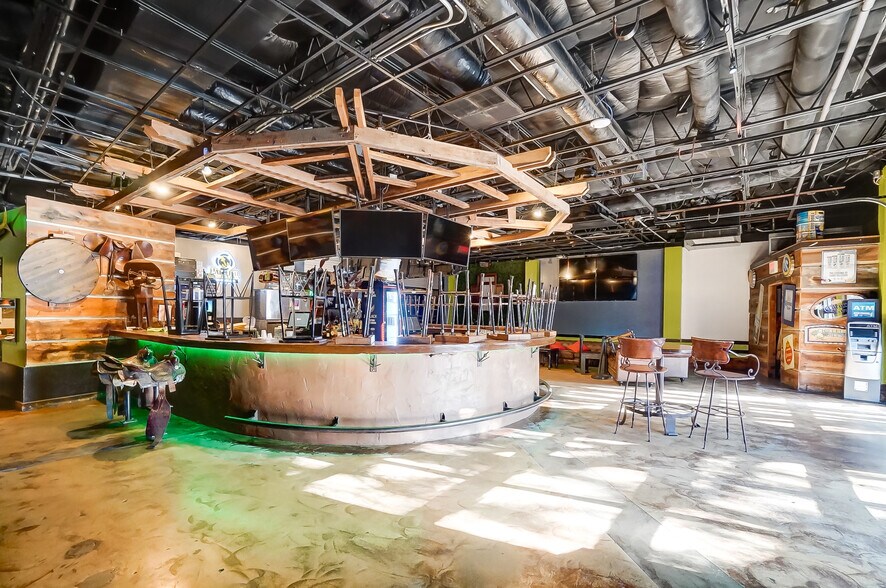 More Photos Of 491 Park St, Columbus Bar For Lease
