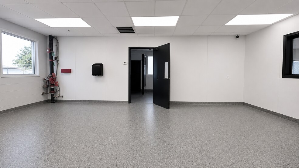 More Photos Of 9801 Palm River Rd, Tampa Truck Terminal For Lease