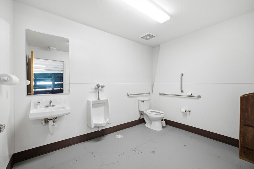 More Photos Of 2015-2017 2nd Ave, Greeley Warehouse For Sale
