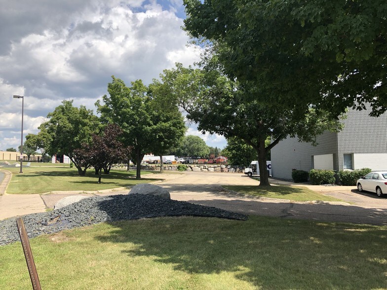 More Photos Of 2506-2526 Northland Dr, Mendota Heights Warehouse For Lease