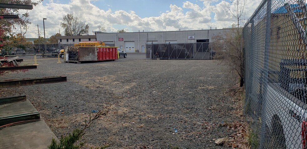 More Photos Of 40 Brunswick Ave, Edison Land For Lease