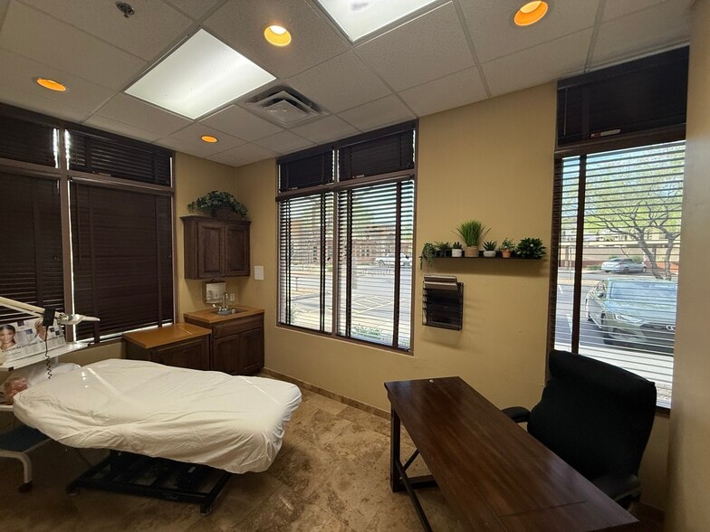 More Photos Of 7336 E Deer Valley Rd, Scottsdale Office For Sale