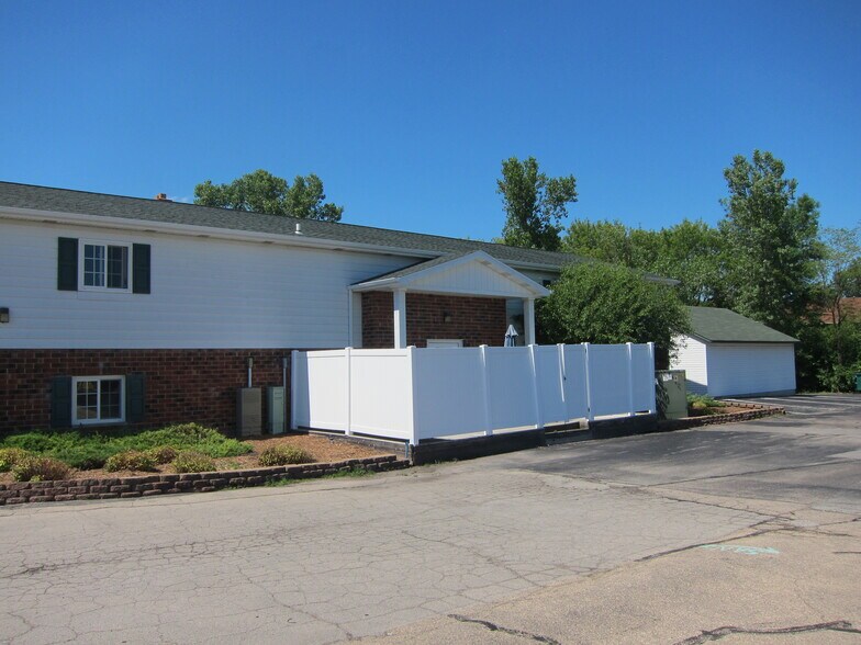 More Photos Of 630 S Green Bay Rd, Neenah Office For Lease