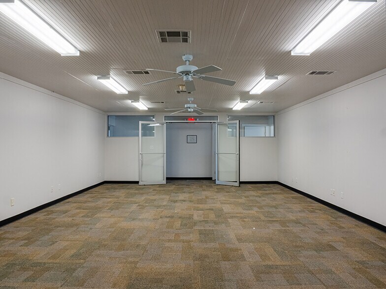 More Photos Of 108 McNutt Rd, Hutto Warehouse For Lease